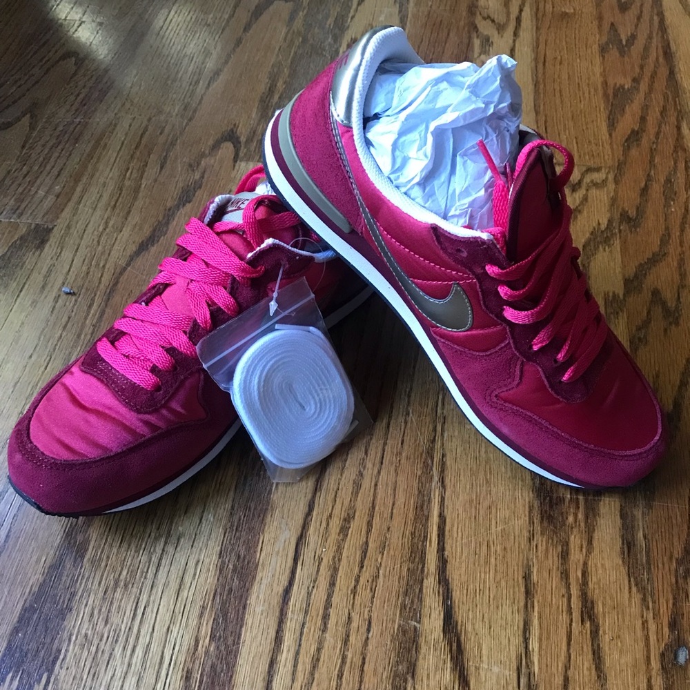 Brand new, w/ tags Nike Internationalist, Magenta w/ champagne metallic swoop.